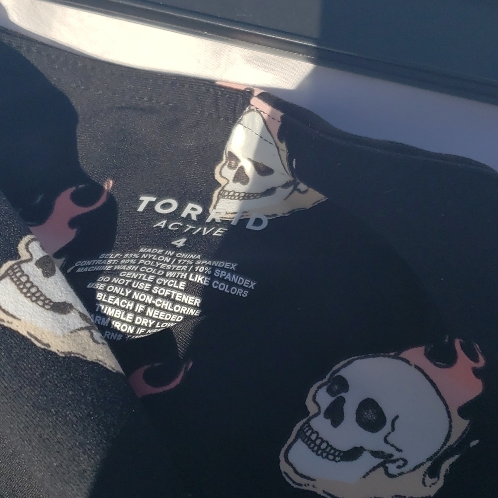 Torrid active leggings with flaming skulls NWT size 4X - Picture 3 of 6